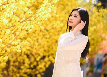 Người đẹp phim 'Cả một đời ân oán' đẹp tinh khôi với tà áo dài trong nắng Xuân