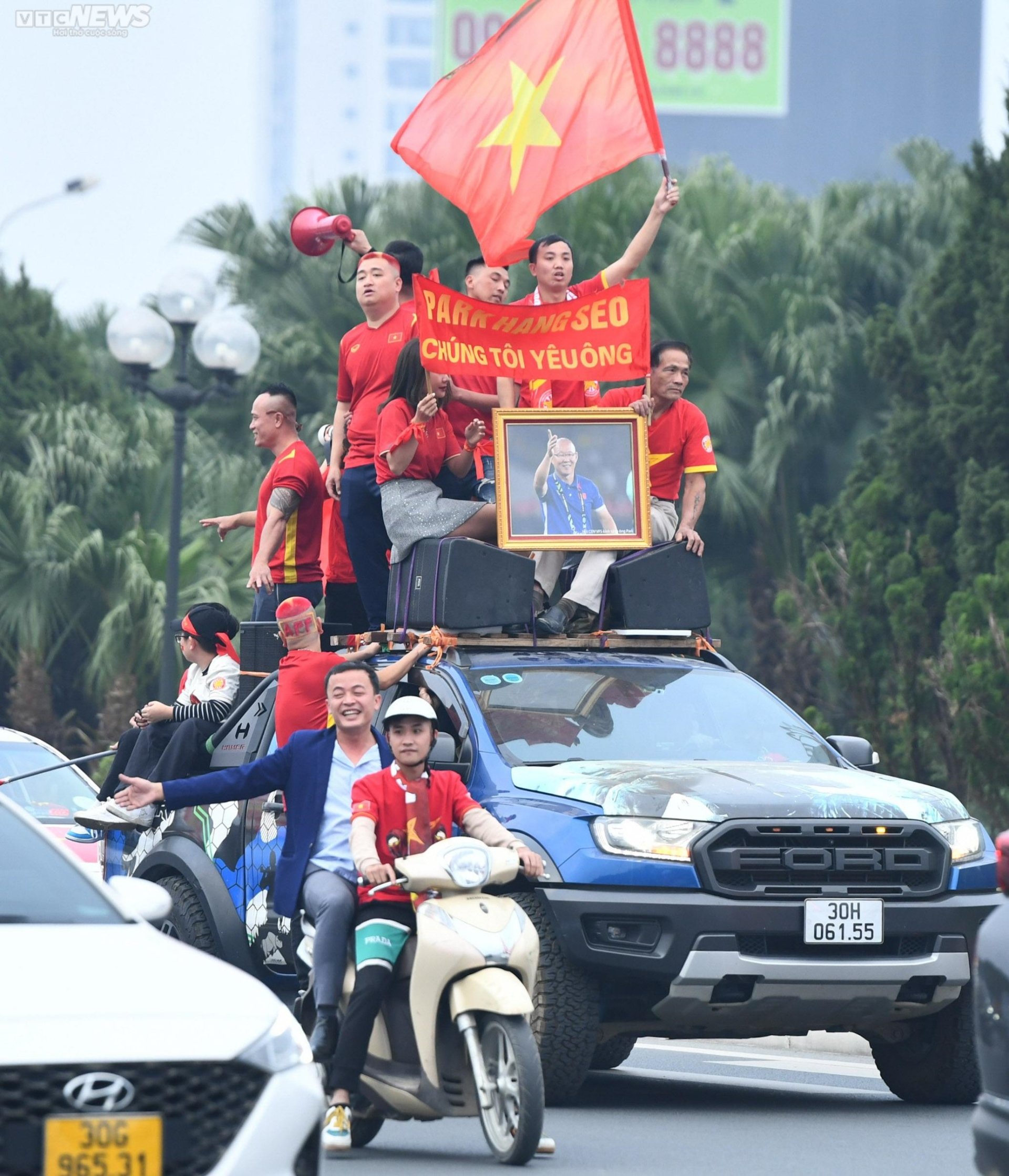 CĐV khuấy động không khí trước trận Việt Nam vs Indonesia - 6