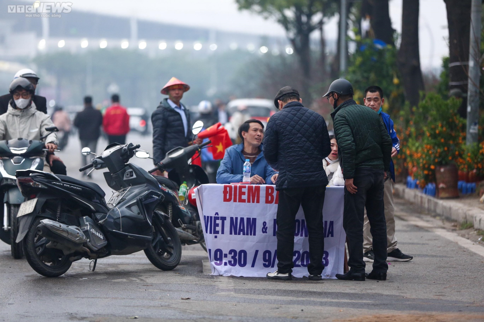 CĐV khuấy động không khí trước trận Việt Nam vs Indonesia - 11