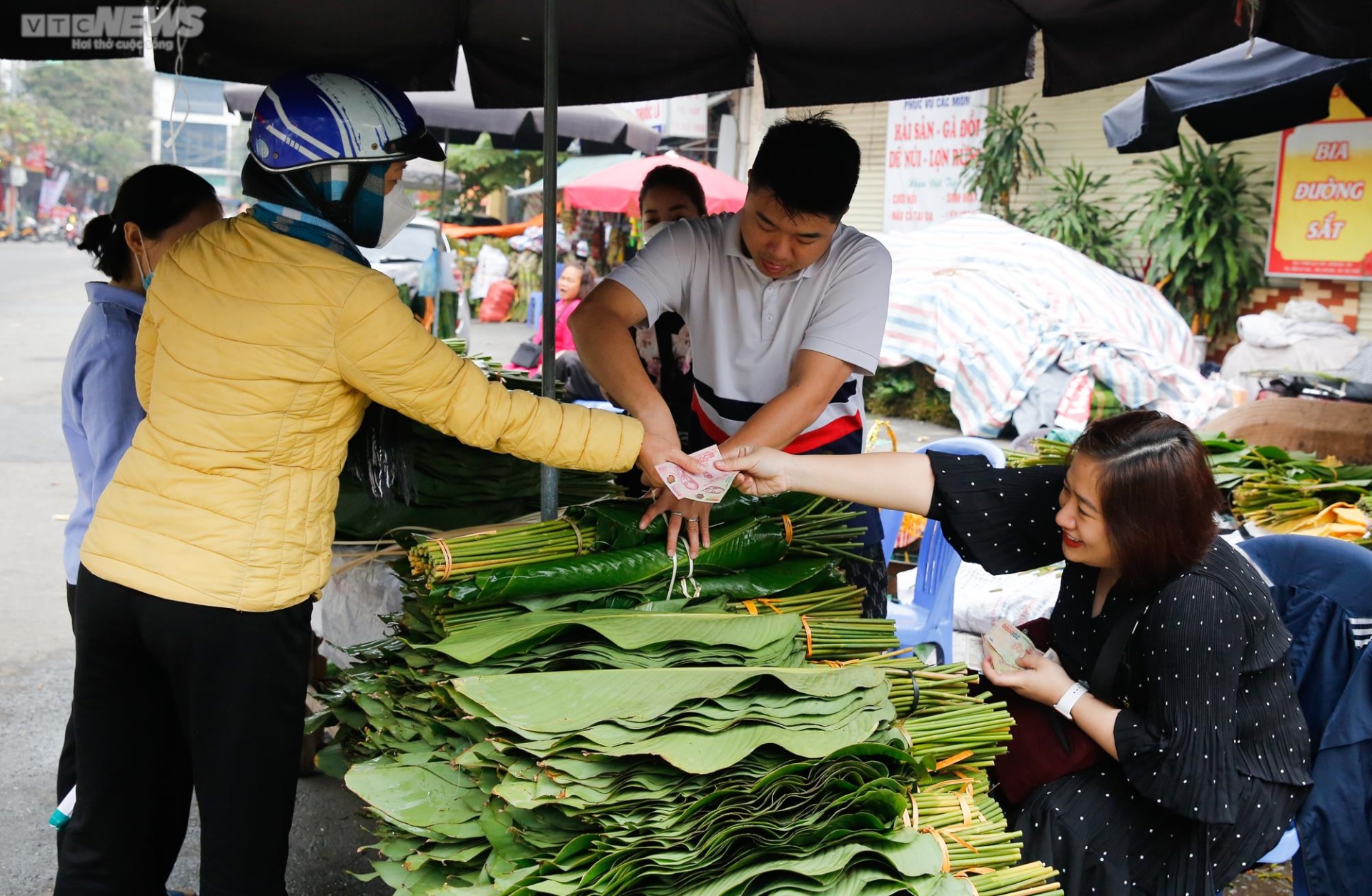 Chợ lá dong lâu đời nhất Hà Nội nhộn nhịp từ sáng đến tối - 10