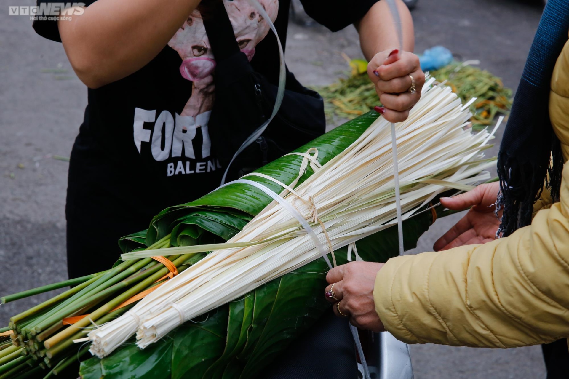 Chợ lá dong lâu đời nhất Hà Nội nhộn nhịp từ sáng đến tối - 11