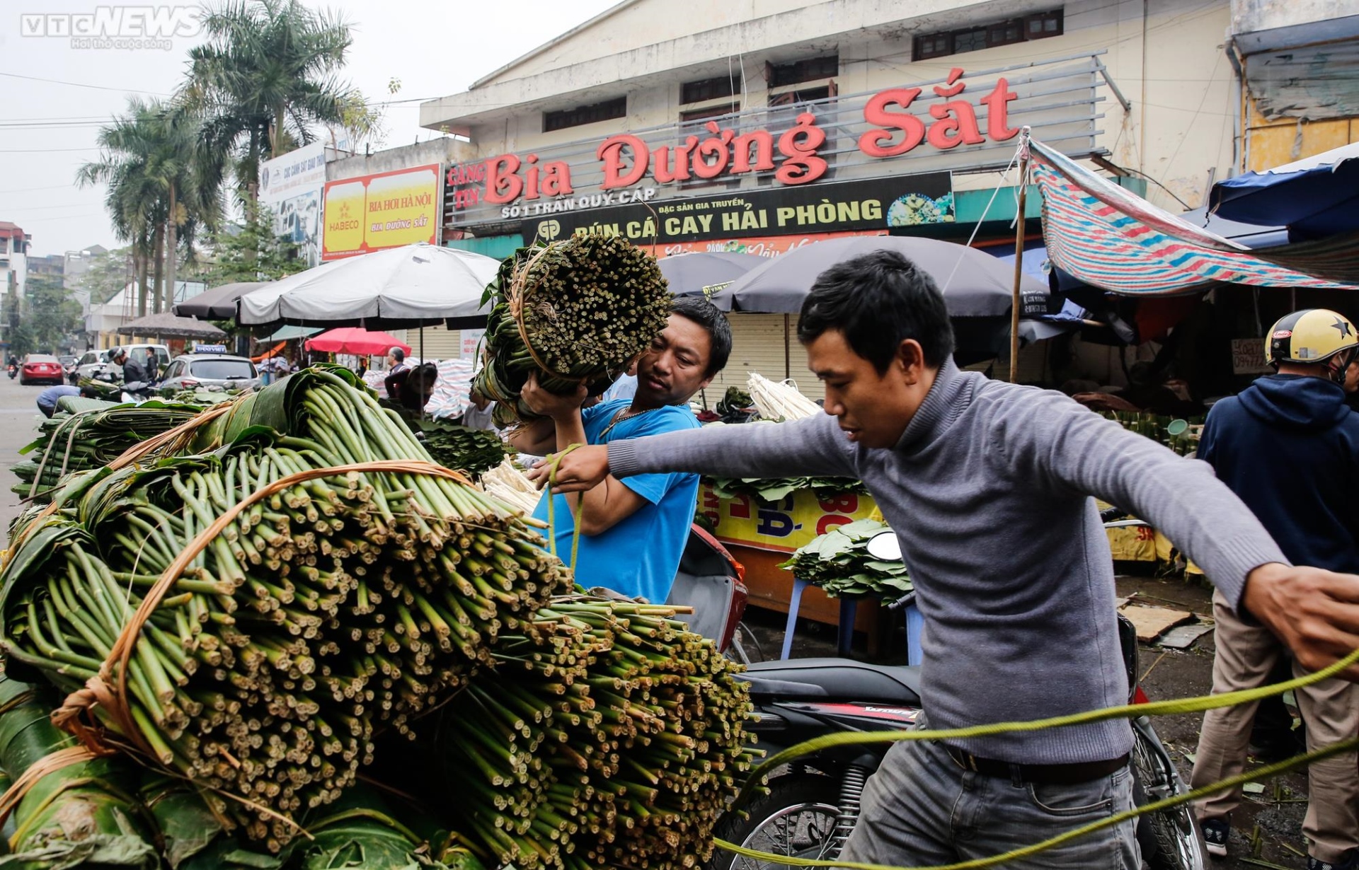Chợ lá dong lâu đời nhất Hà Nội nhộn nhịp từ sáng đến tối - 1
