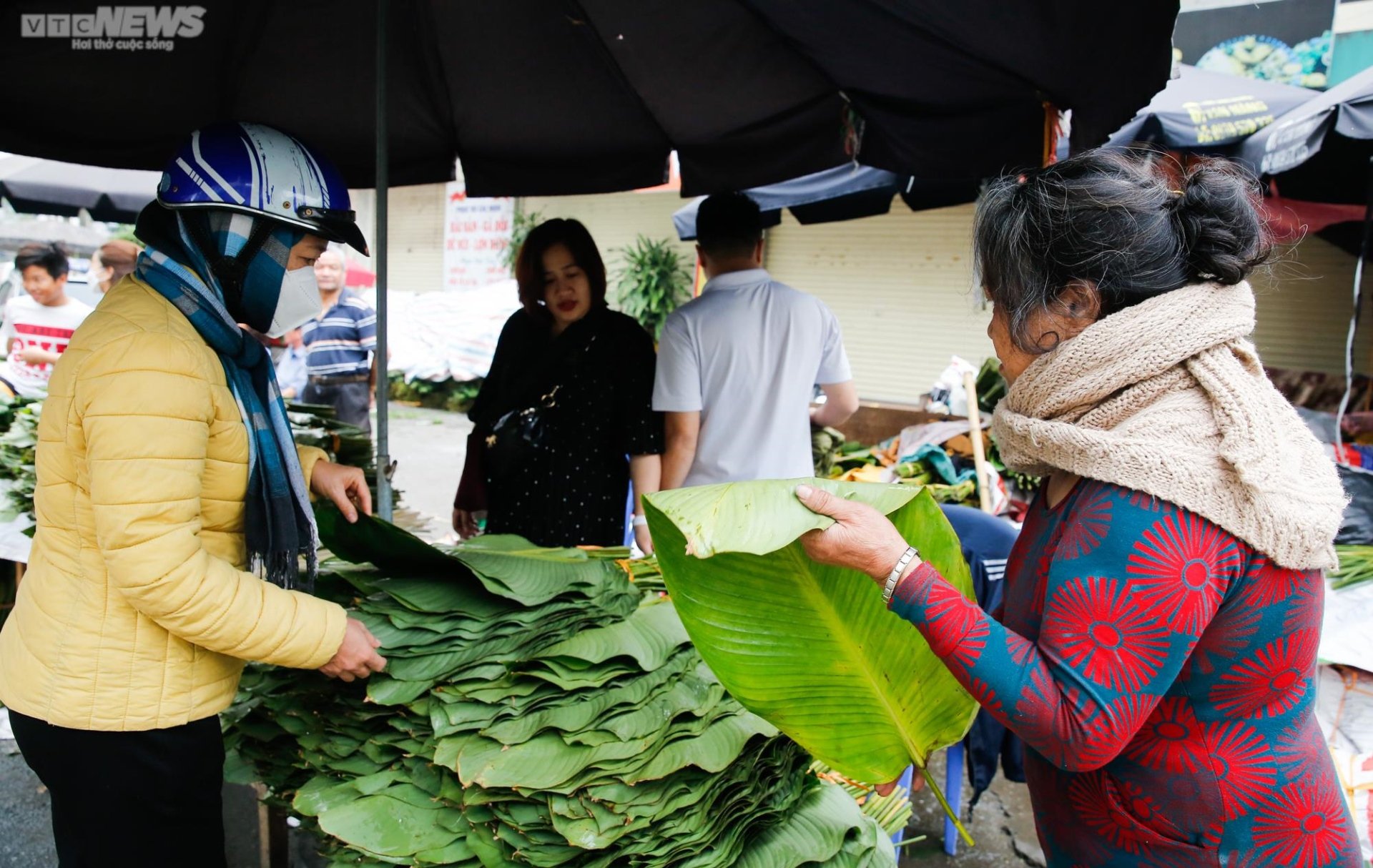 Chợ lá dong lâu đời nhất Hà Nội nhộn nhịp từ sáng đến tối - 7