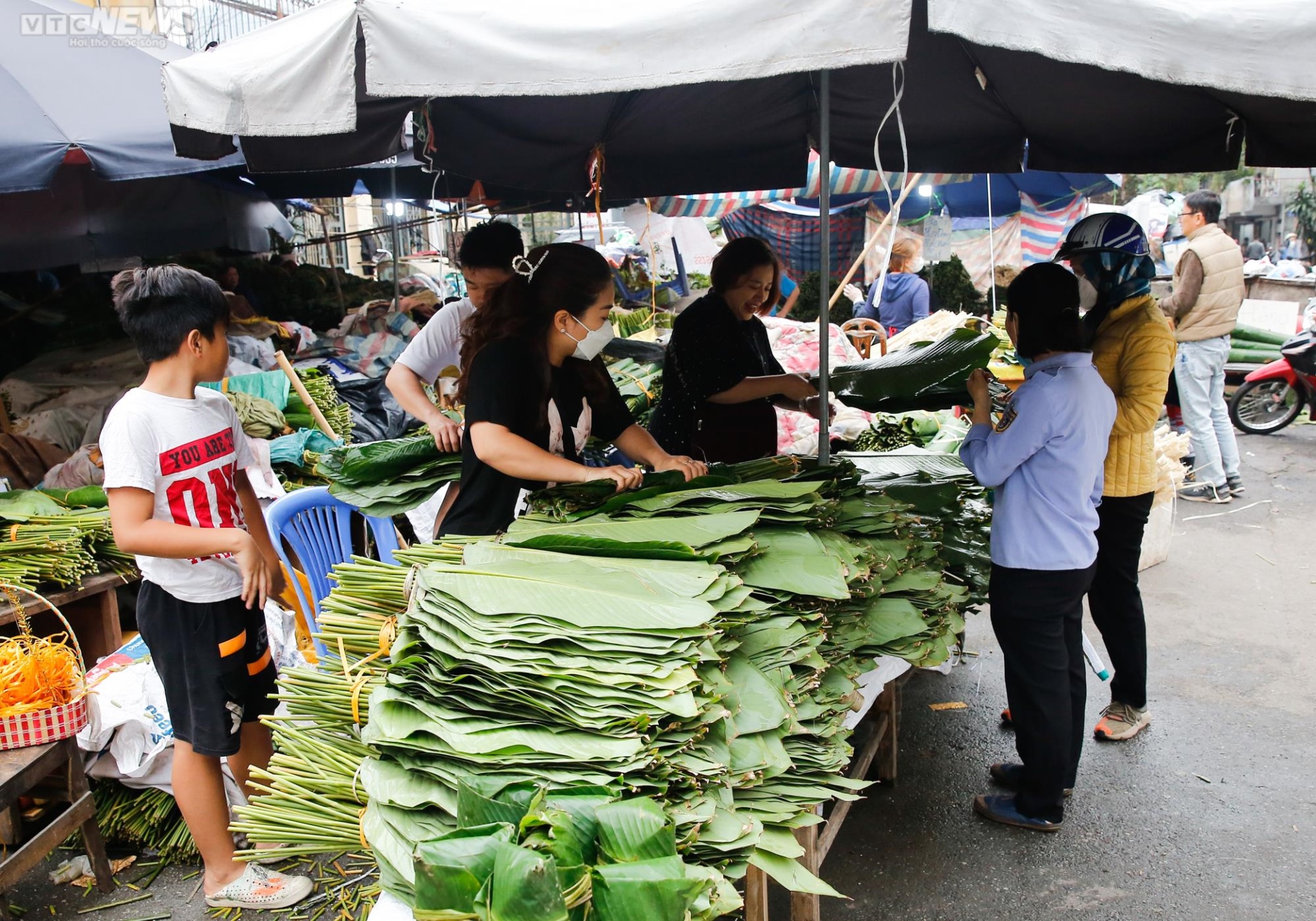 Chợ lá dong lâu đời nhất Hà Nội nhộn nhịp từ sáng đến tối - 2