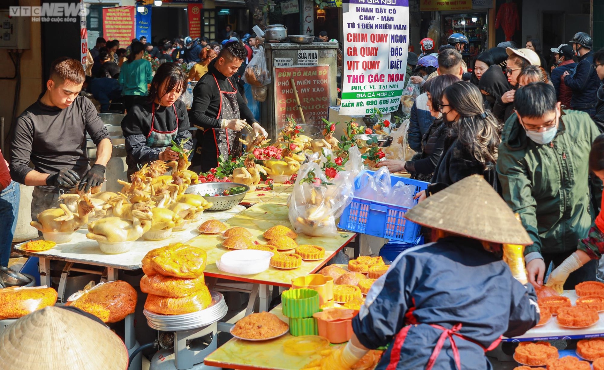 'Chợ nhà giàu' nườm nượp người dân đi mua đồ lễ ngày 30 Tết - 2