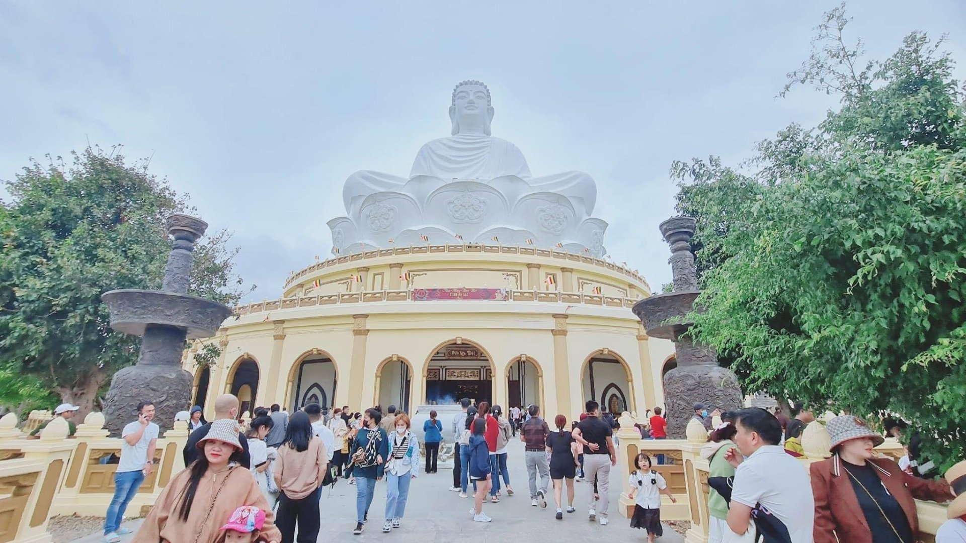 Tượng Thích Ca Mâu Ni Phật (hay còn gọi là tượng Phật ngồi) có chiều cao 69m, riêng chân đế tượng Phật cao 15m và có đường kính 52m.
