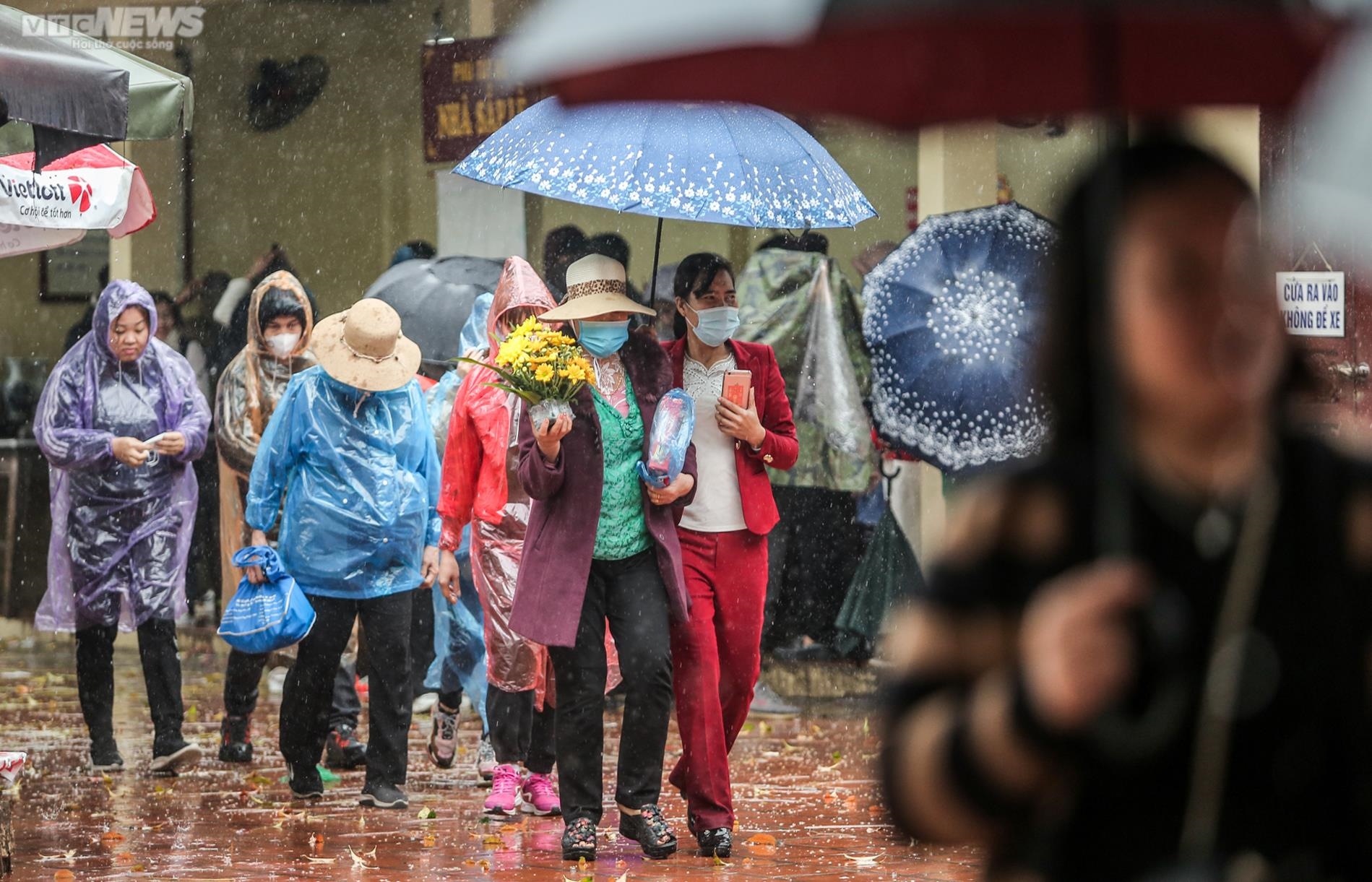 Hà Nội: Đội mưa đi lễ phủ Tây Hồ ngày Rằm tháng Giêng - Ảnh 4.