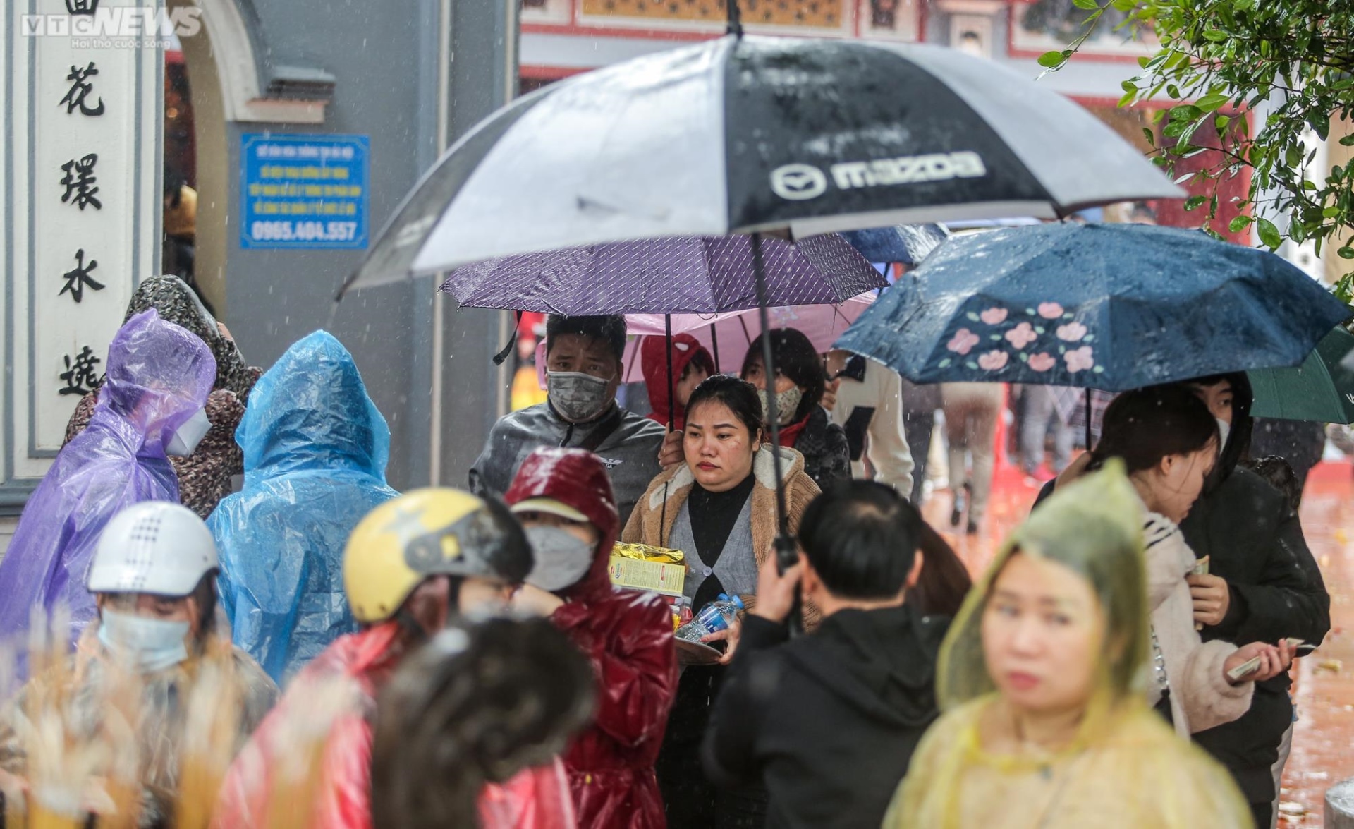 Hà Nội: Đội mưa đi lễ phủ Tây Hồ ngày Rằm tháng Giêng - Ảnh 5.