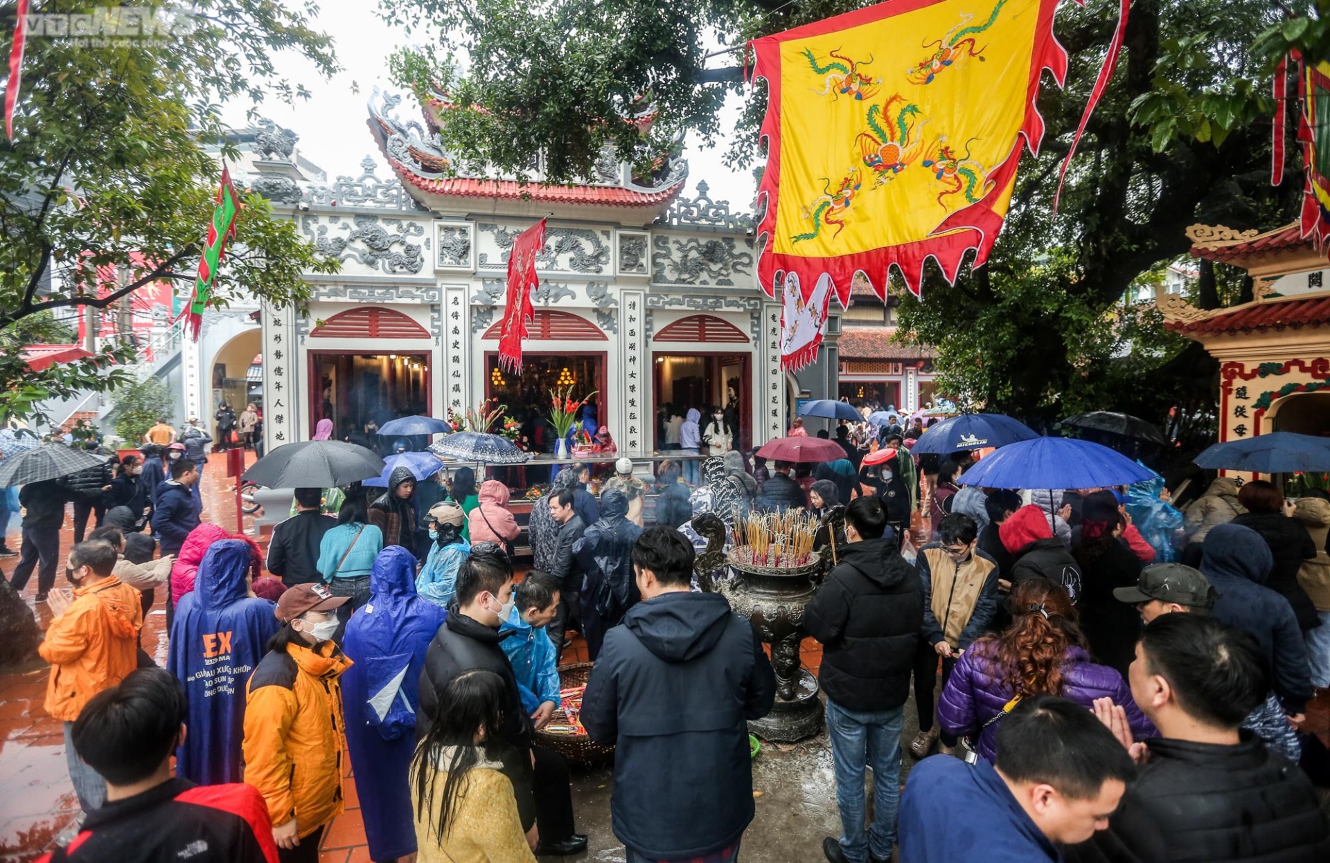 Hà Nội: Đội mưa đi lễ phủ Tây Hồ ngày Rằm tháng Giêng - Ảnh 8.