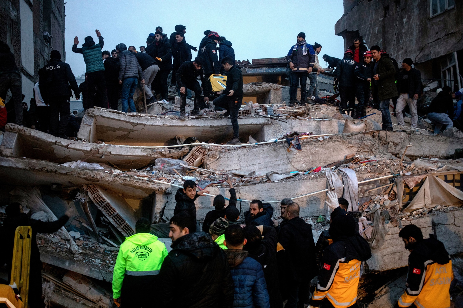 Thảm hoạ động đất ở Thổ Nhĩ Kỳ: Nạn nhân thiệt mạng tăng lên từng giờ - 1