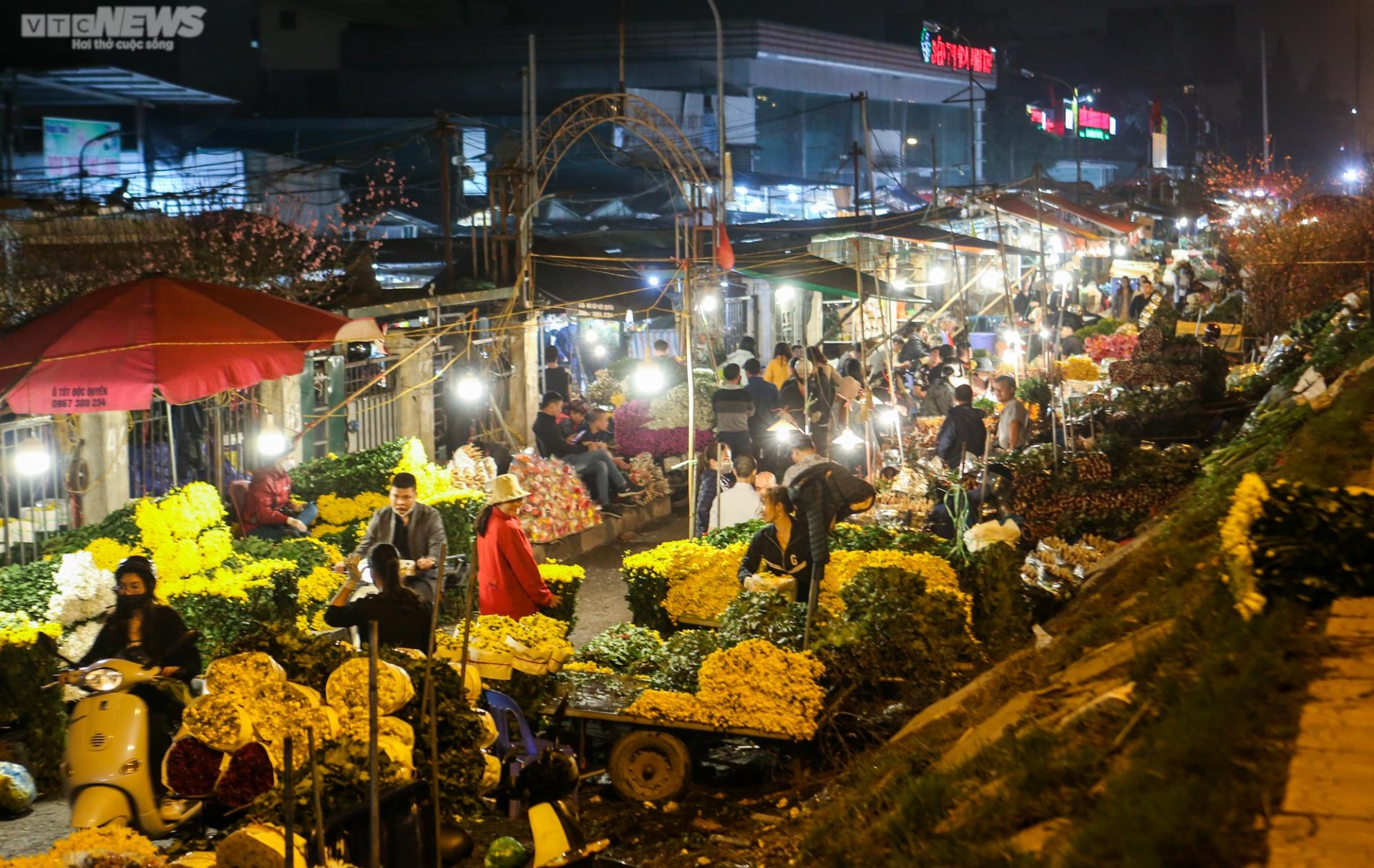 Chợ hoa đêm lớn nhất Hà Nội nhộn nhịp trước ngày lễ tình nhân Valentine - 1