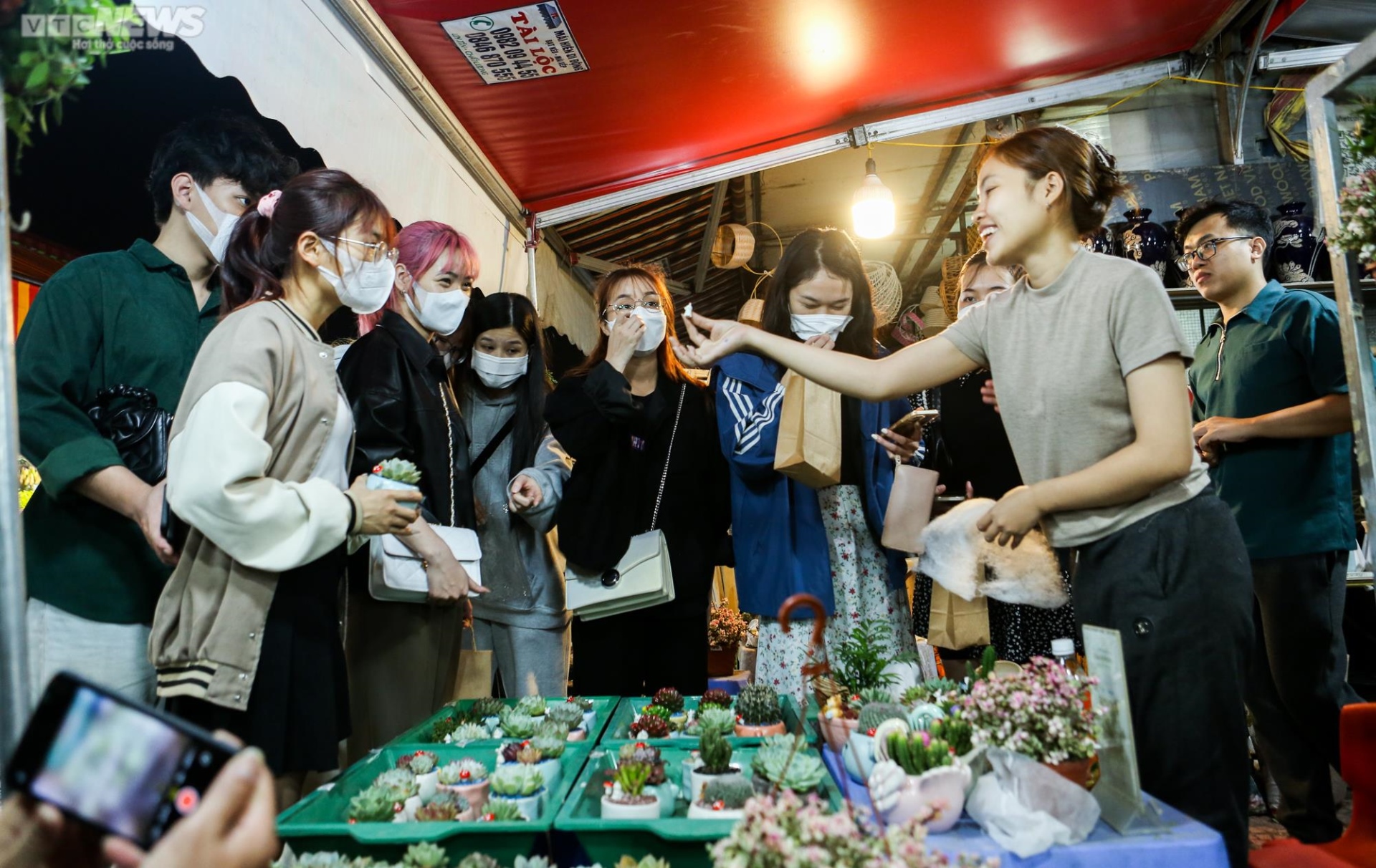 Chợ hoa đêm lớn nhất Hà Nội nhộn nhịp trước ngày lễ tình nhân Valentine - 12