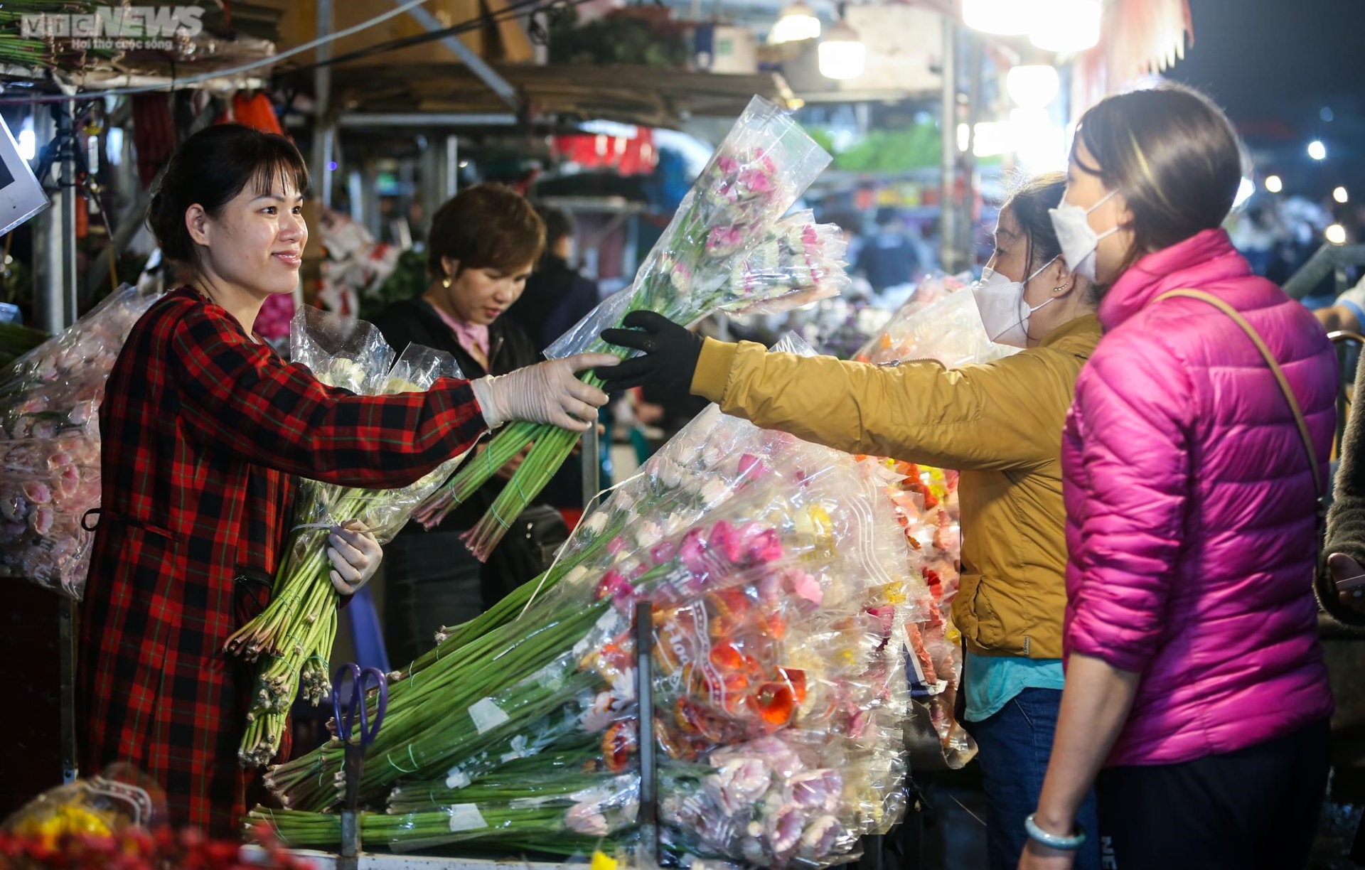 Chợ hoa đêm lớn nhất Hà Nội nhộn nhịp trước ngày lễ tình nhân Valentine - 6