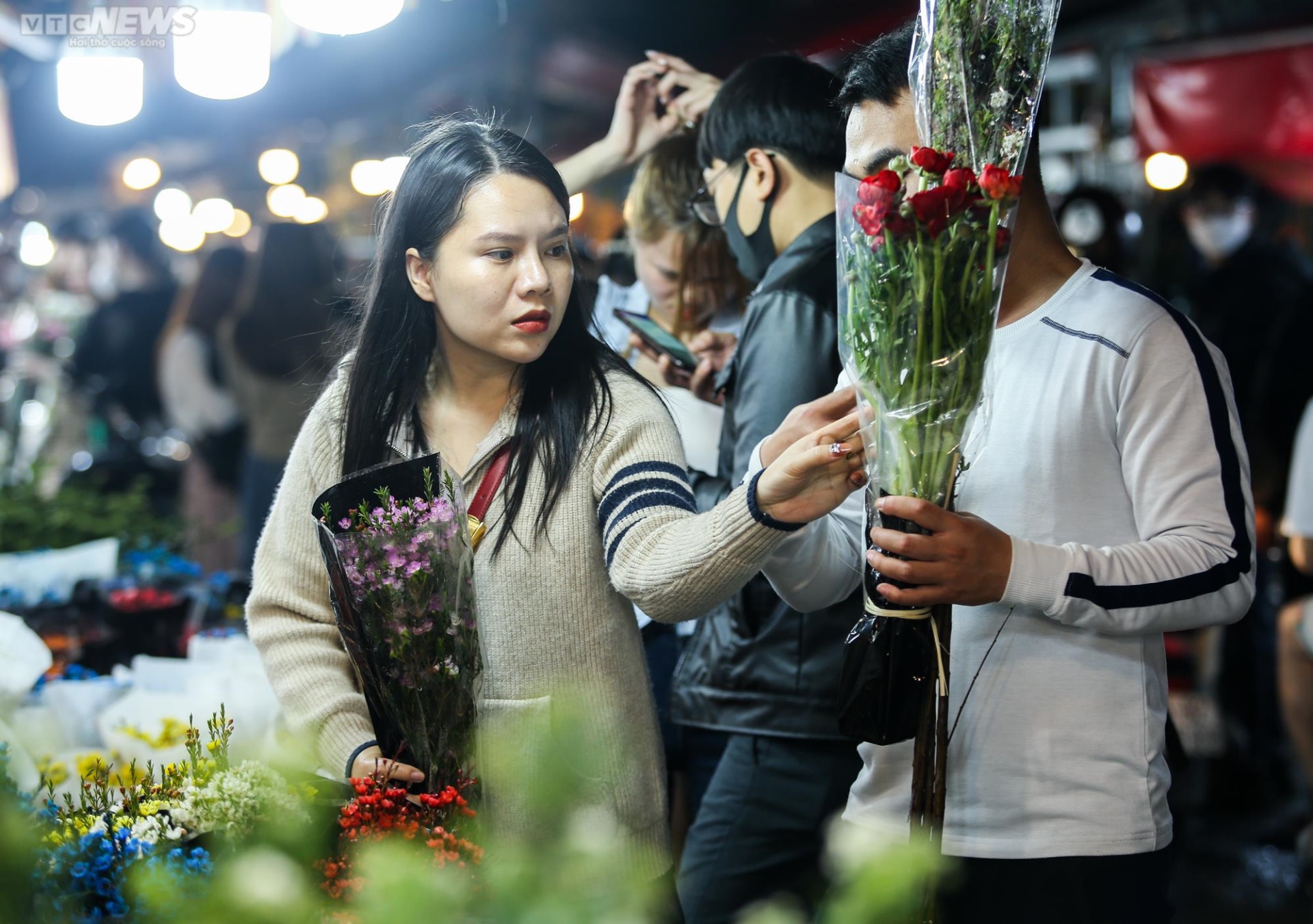 Chợ hoa đêm lớn nhất Hà Nội nhộn nhịp trước ngày lễ tình nhân Valentine - 11