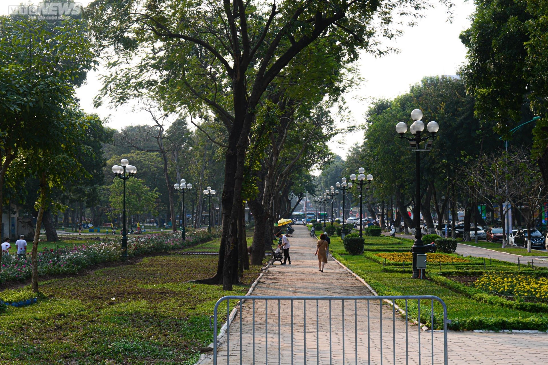 Diện mạo mới của Công viên Thống Nhất sau khi hạ rào để kết nối phố đi bộ - 4
