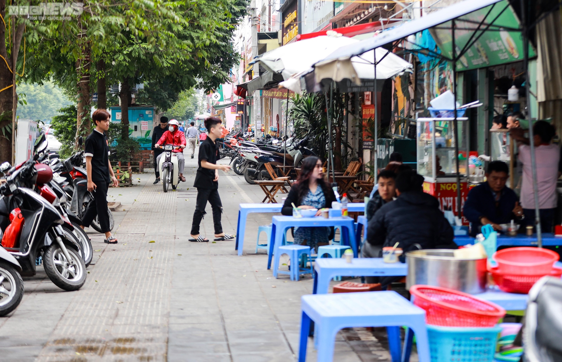 Muôn kiểu 'cướp' vỉa hè ở Hà Nội, đẩy người đi bộ xuống lòng đường - 17