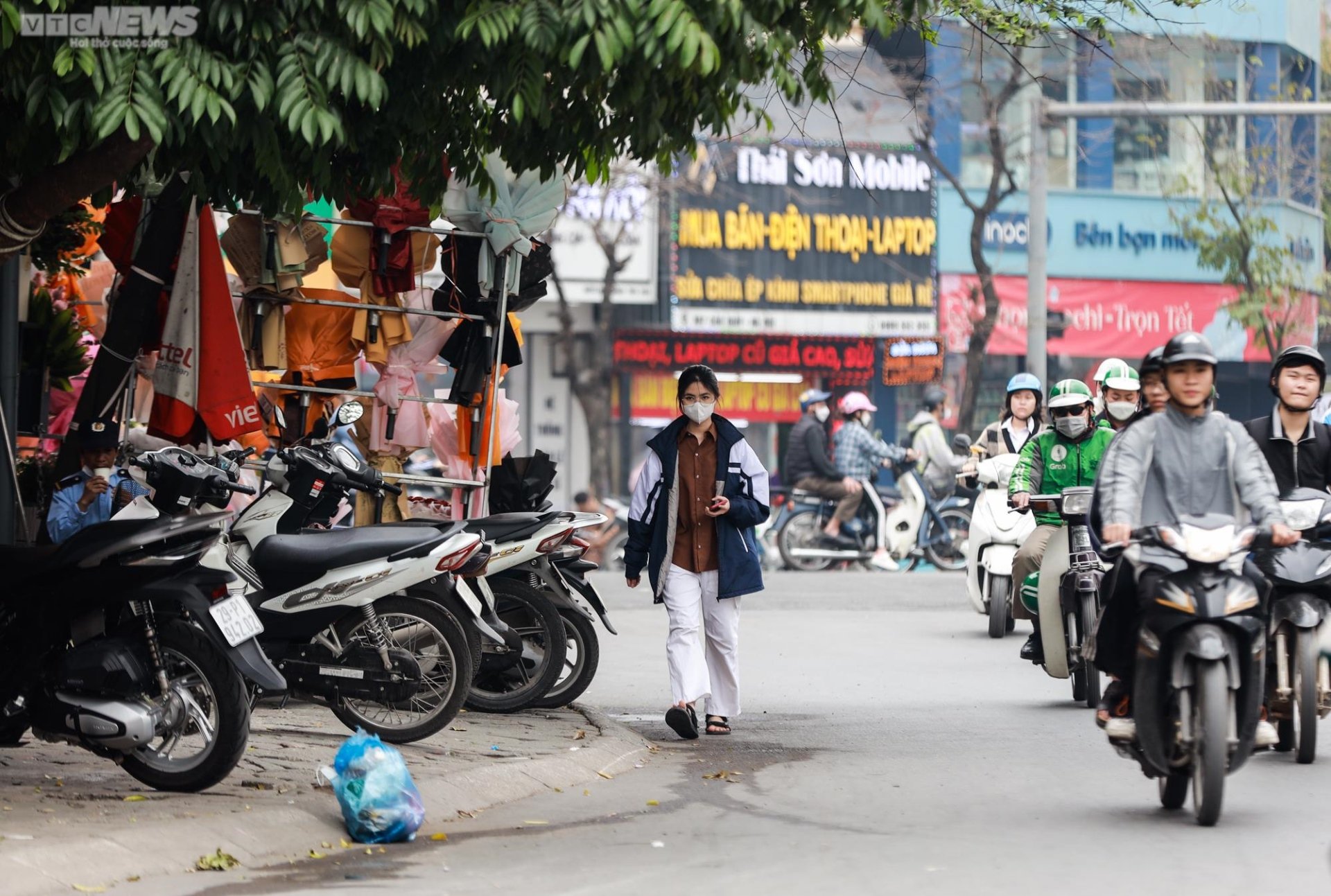 Muôn kiểu 'cướp' vỉa hè ở Hà Nội, đẩy người đi bộ xuống lòng đường - 2