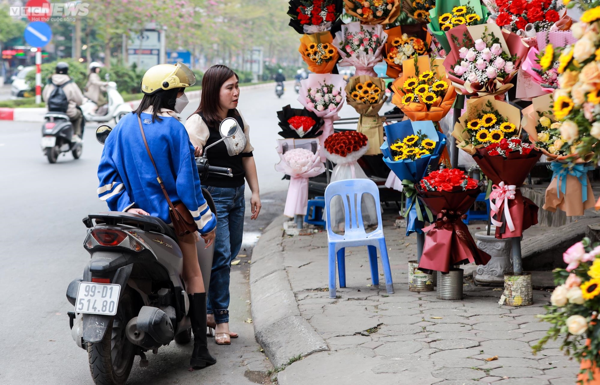 Muôn kiểu 'cướp' vỉa hè ở Hà Nội, đẩy người đi bộ xuống lòng đường - 3