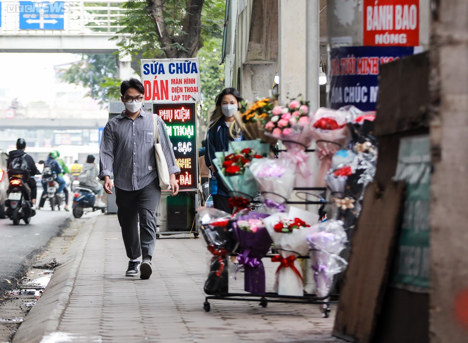 Muôn kiểu 'cướp' vỉa hè ở Hà Nội, đẩy người đi bộ xuống lòng đường - 10