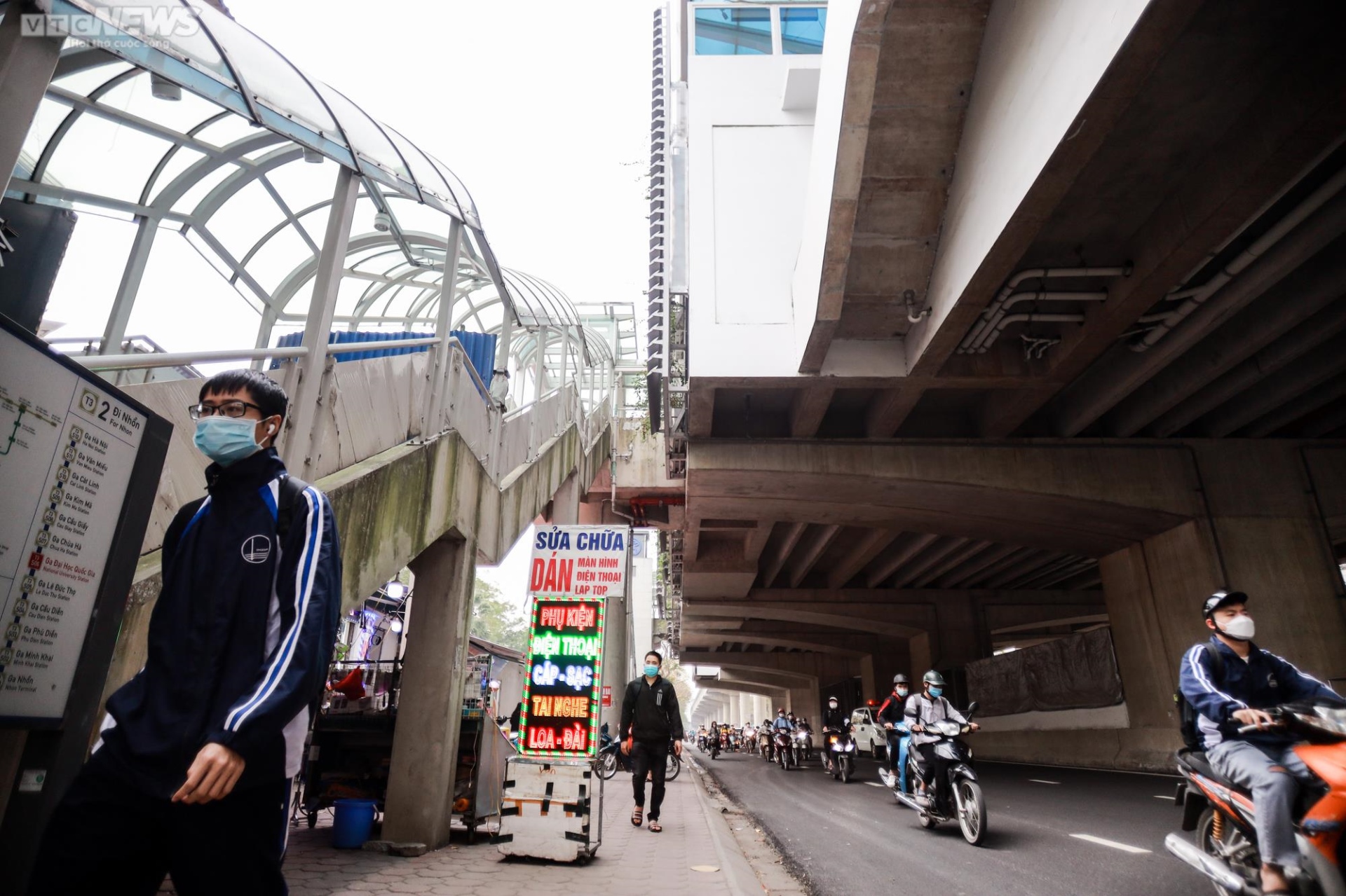 Muôn kiểu 'cướp' vỉa hè ở Hà Nội, đẩy người đi bộ xuống lòng đường - 16