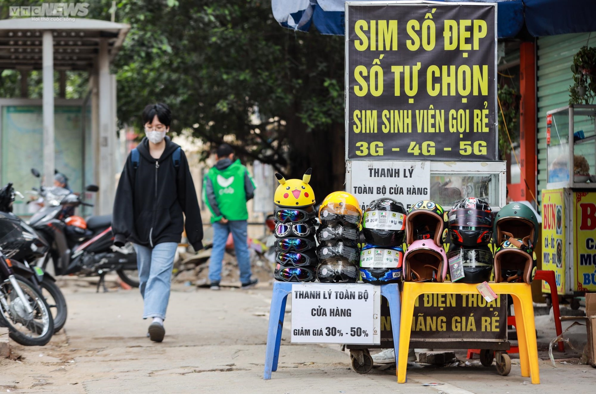 Muôn kiểu 'cướp' vỉa hè ở Hà Nội, đẩy người đi bộ xuống lòng đường - 12