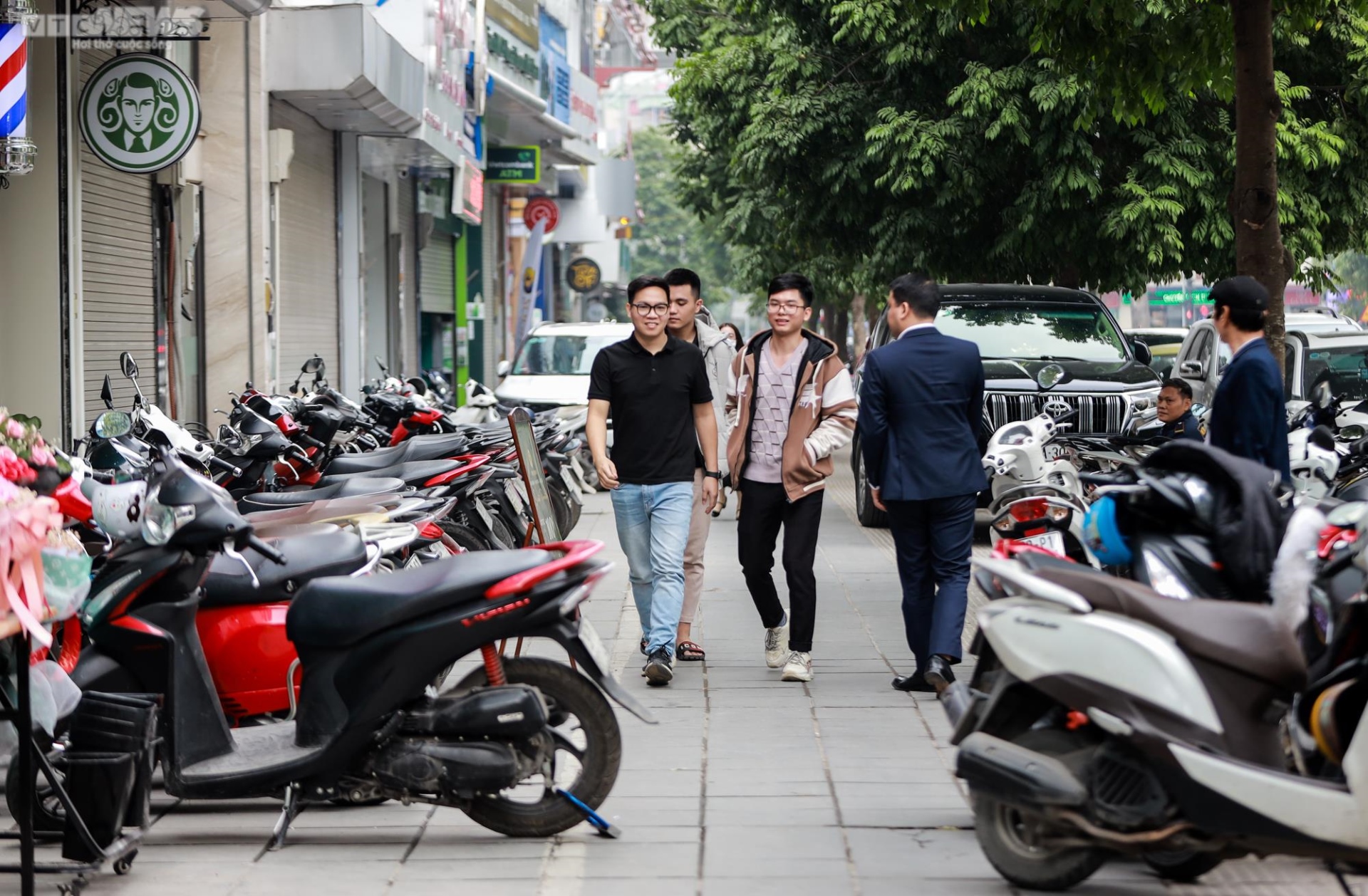 Muôn kiểu 'cướp' vỉa hè ở Hà Nội, đẩy người đi bộ xuống lòng đường - 13