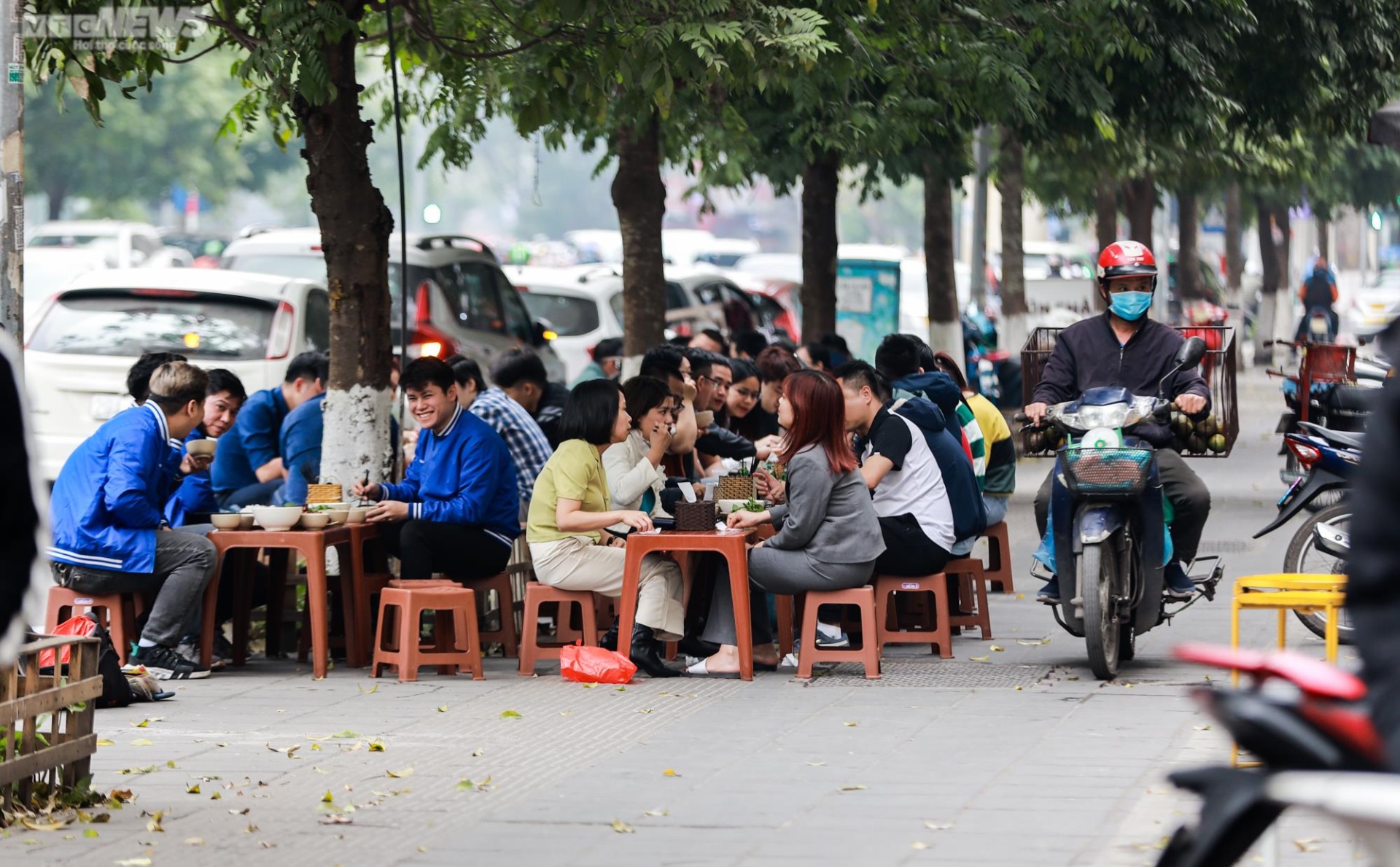 Muôn kiểu 'cướp' vỉa hè ở Hà Nội, đẩy người đi bộ xuống lòng đường - 11