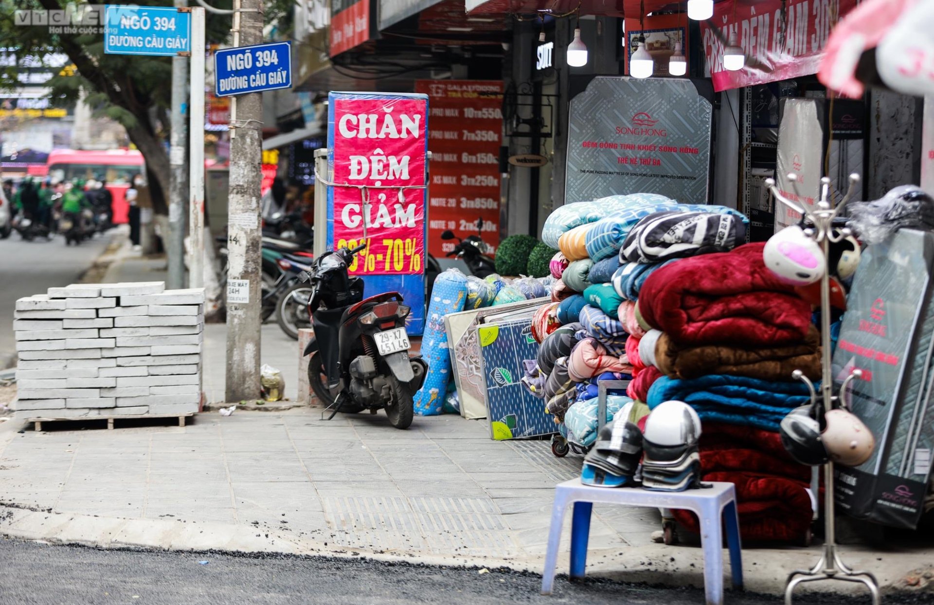 Muôn kiểu 'cướp' vỉa hè ở Hà Nội, đẩy người đi bộ xuống lòng đường - 8