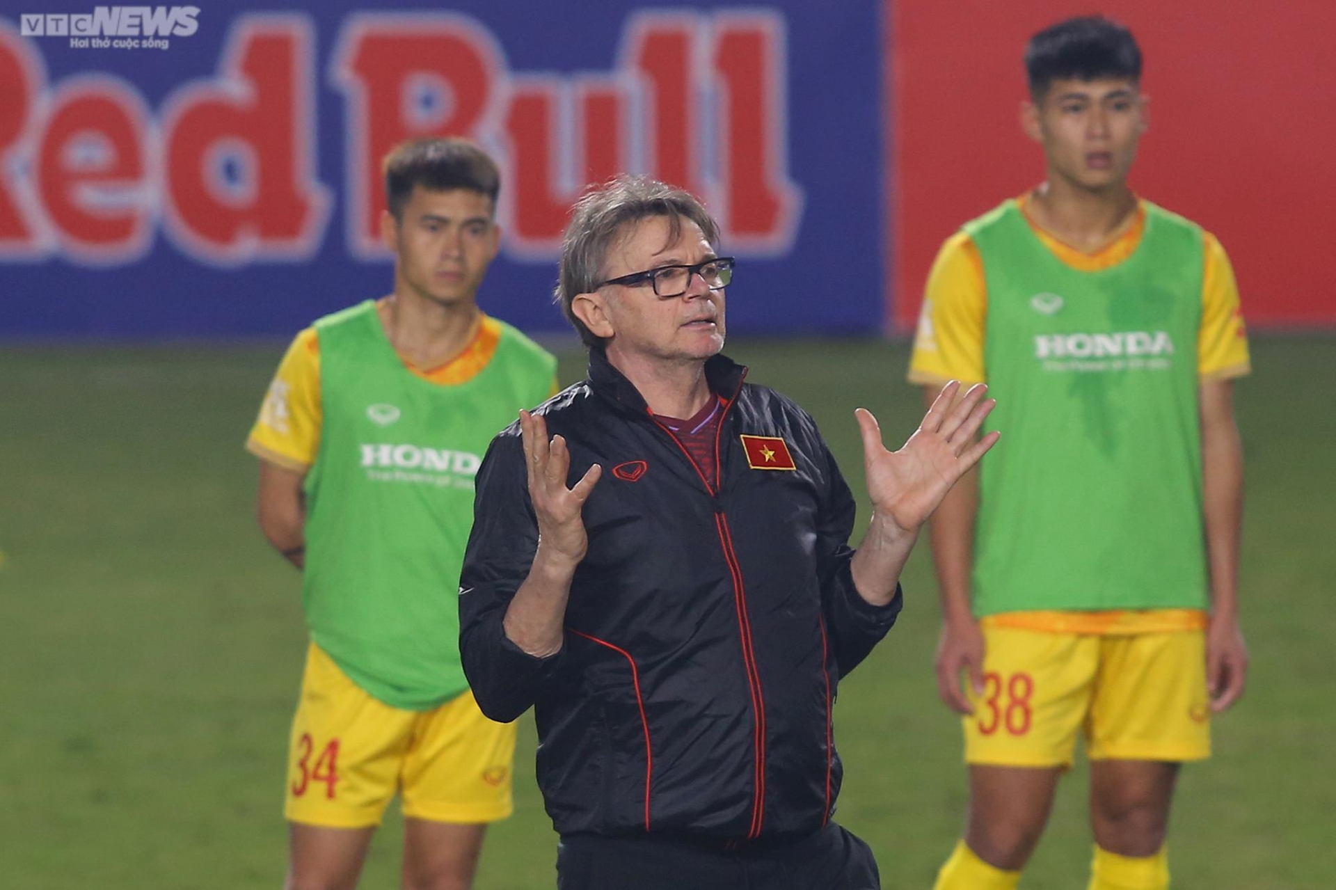 HLV Troussier yêu cầu khắt khe với U23 Việt Nam ngay buổi tập đầu tiên - 11