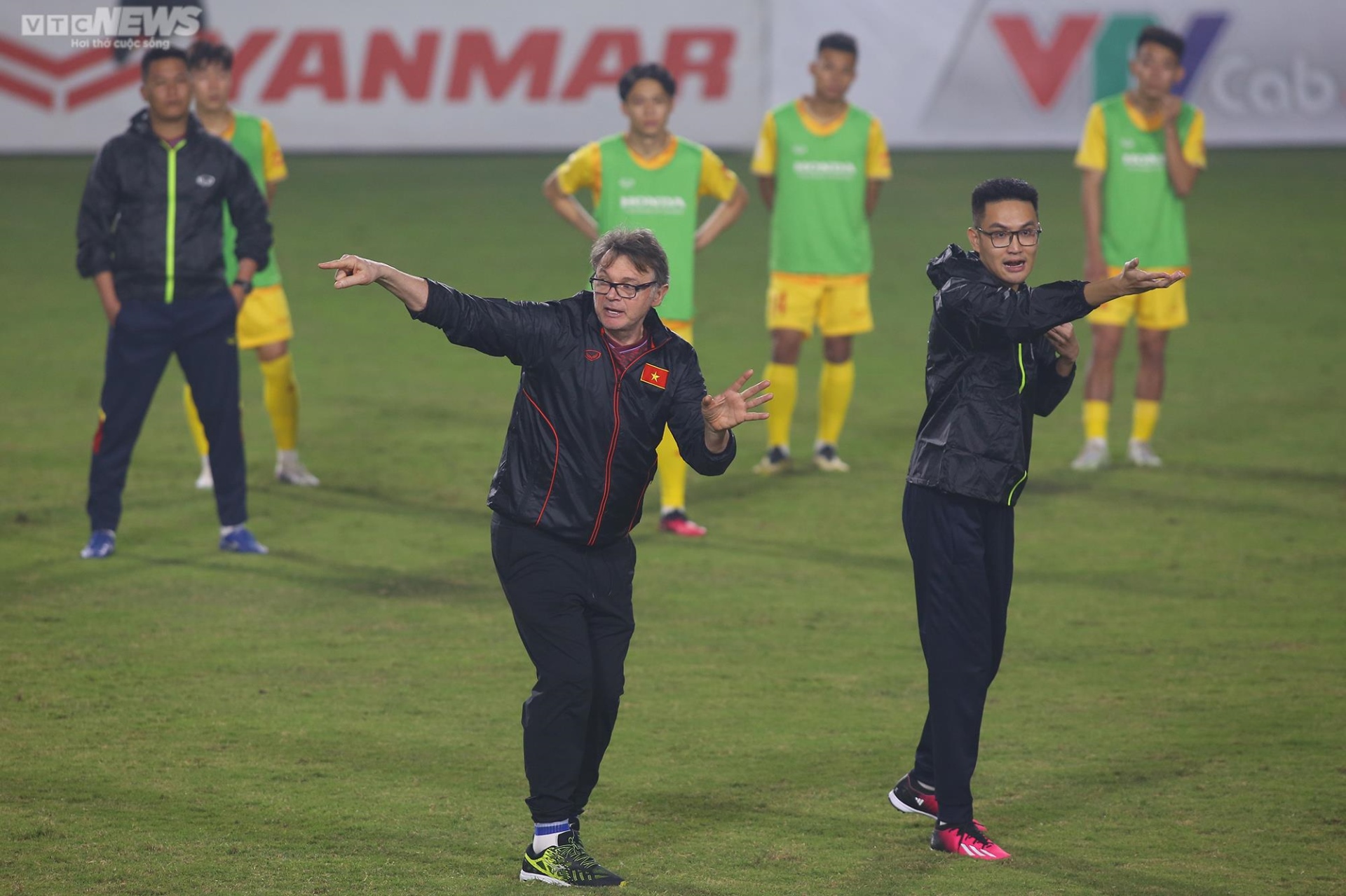 HLV Troussier yêu cầu khắt khe với U23 Việt Nam ngay buổi tập đầu tiên - 15