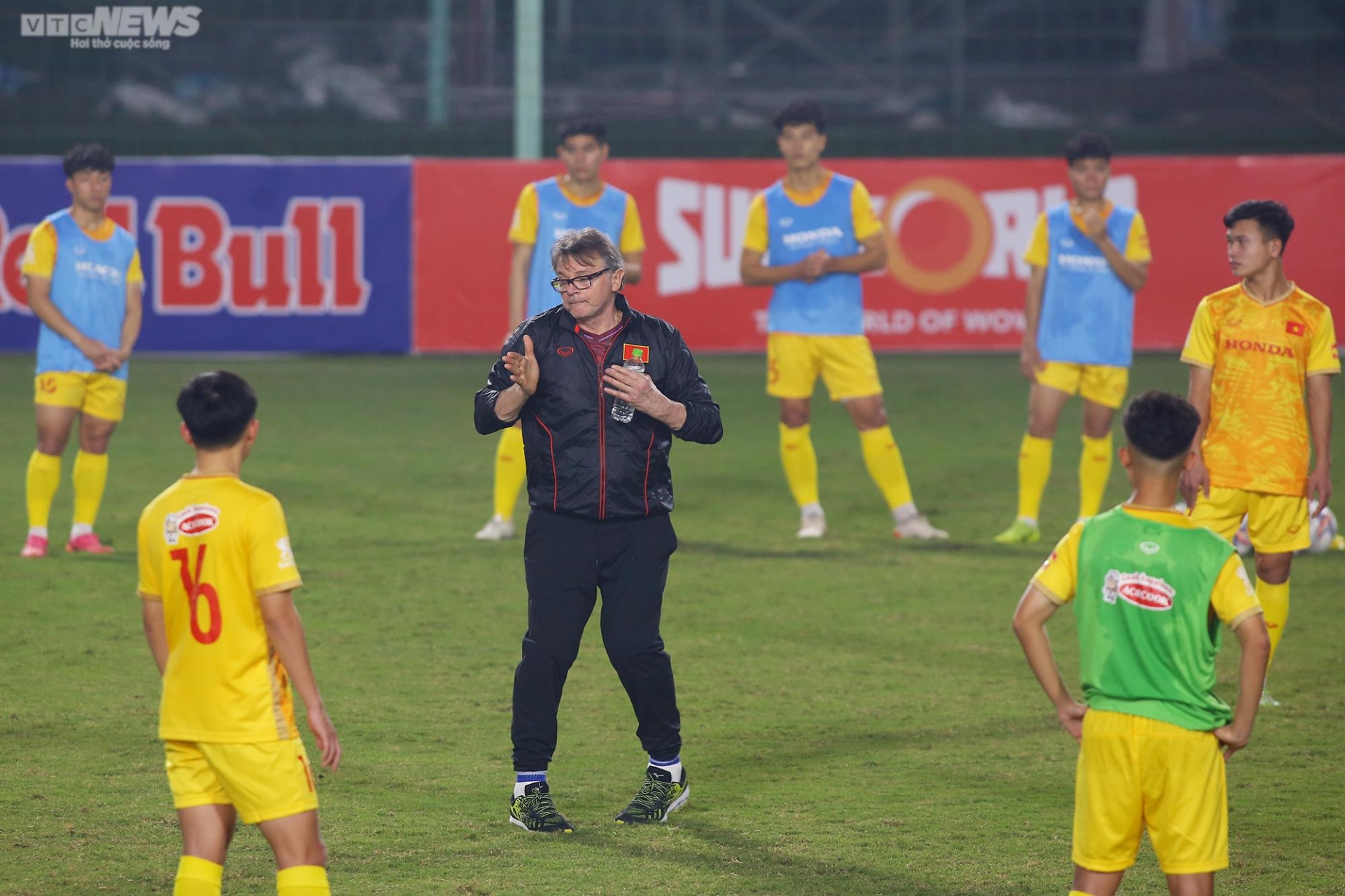 HLV Troussier yêu cầu khắt khe với U23 Việt Nam ngay buổi tập đầu tiên - 9