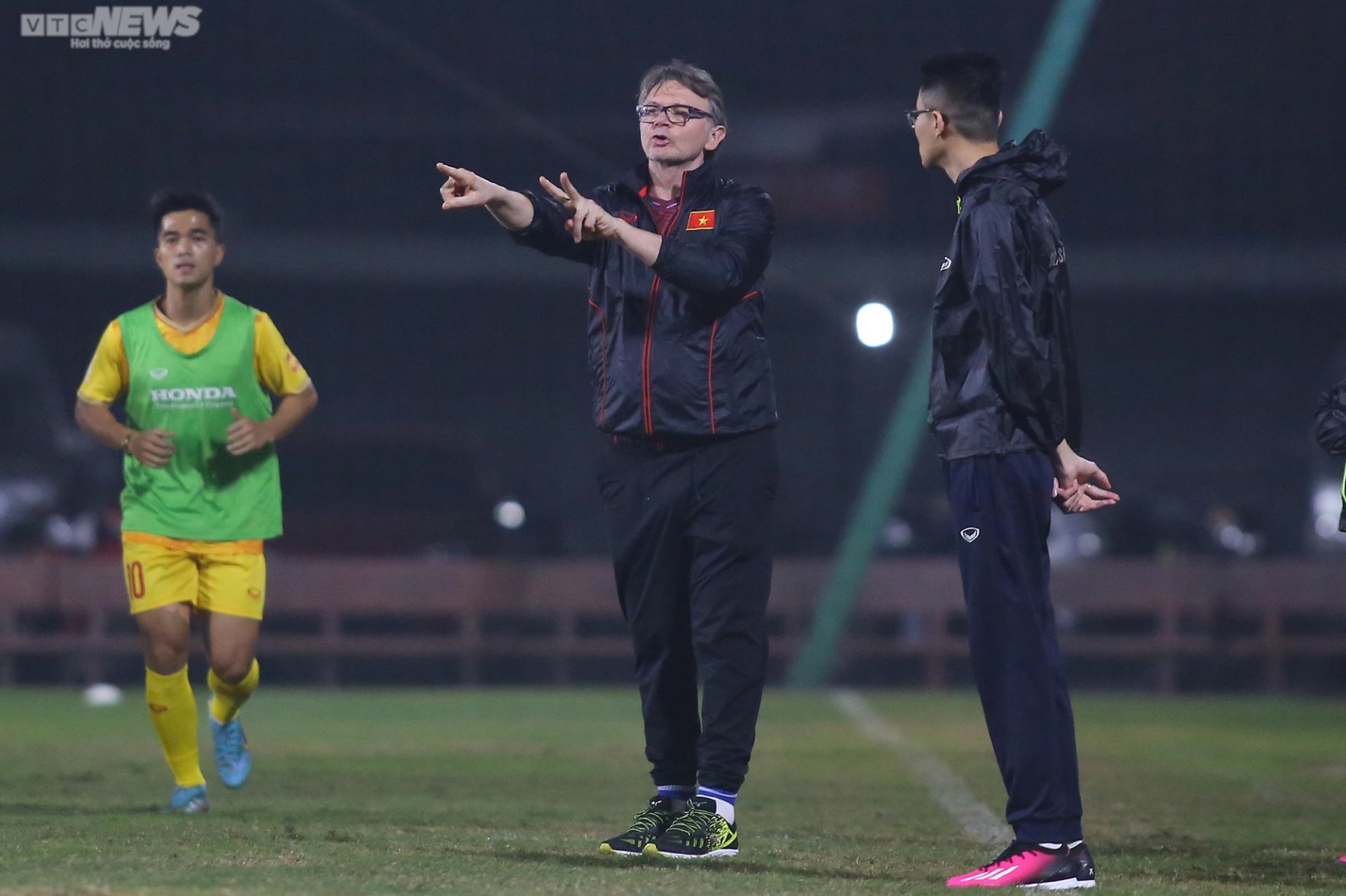 HLV Troussier yêu cầu khắt khe với U23 Việt Nam ngay buổi tập đầu tiên - 7