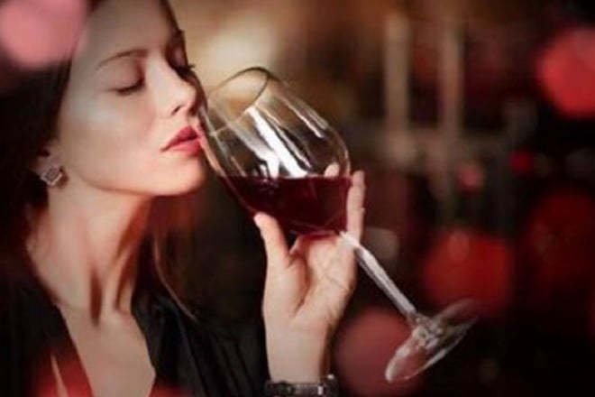 Chia sẻ cách cầm ly rượu chuẩn xác nhất  Bạn nên biết