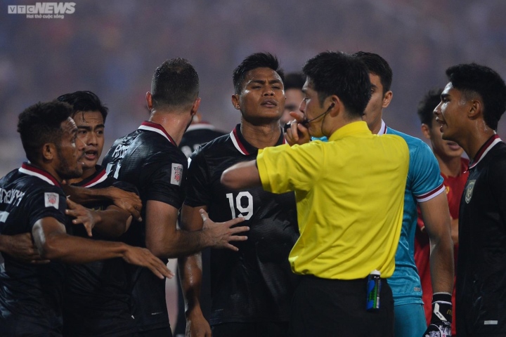 Cầu thủ Indonesia ăn vạ thô thiển, cố ý bẫy Văn Hậu nhận thẻ đỏ - 8