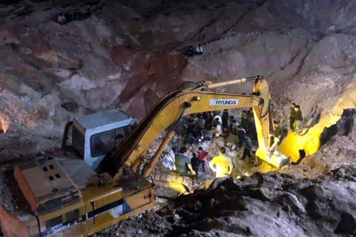 Sạt mỏ đất ở Phú Thọ, một thợ lái máy xúc bị vùi chết thương tâm - 1