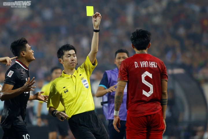 Cầu thủ Indonesia ăn vạ thô thiển, cố ý bẫy Văn Hậu nhận thẻ đỏ - 6