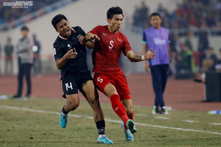 Cầu thủ Indonesia ăn vạ thô thiển, cố ý bẫy Văn Hậu nhận thẻ đỏ - 4