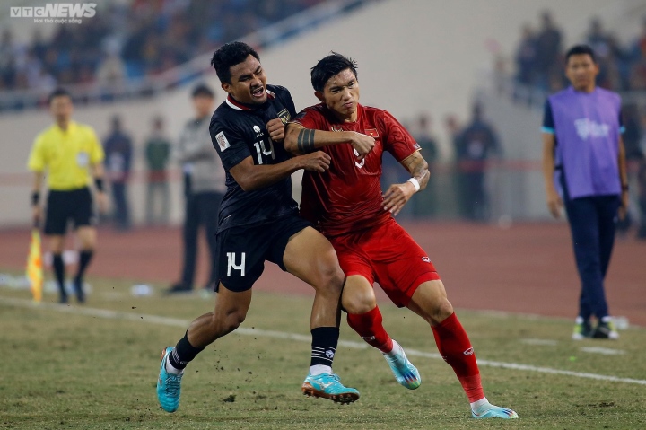 Cầu thủ Indonesia ăn vạ thô thiển, cố ý bẫy Văn Hậu nhận thẻ đỏ - 3
