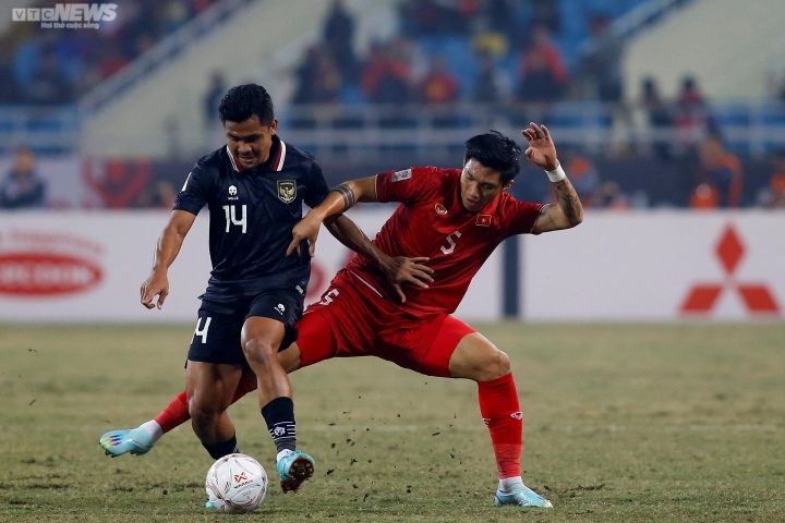 Cầu thủ Indonesia ăn vạ thô thiển, cố ý bẫy Văn Hậu nhận thẻ đỏ - 1