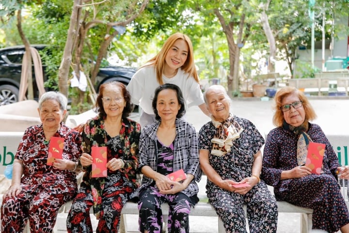 Sao Việt 11/1: Mỹ Tâm đẹp giản dị khi tới thăm viện dưỡng lão nghệ sĩ - 1