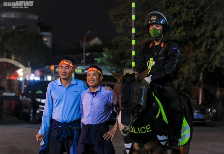 Cảnh sát cơ động kỵ binh bảo vệ an ninh chung kết AFF Cup 2022 tại sân Mỹ Đình - 7
