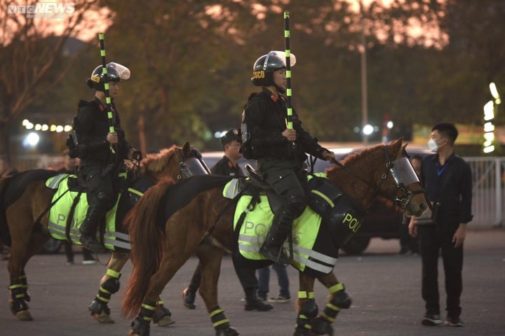 Cảnh sát cơ động kỵ binh bảo vệ an ninh chung kết AFF Cup 2022 tại sân Mỹ Đình - 6