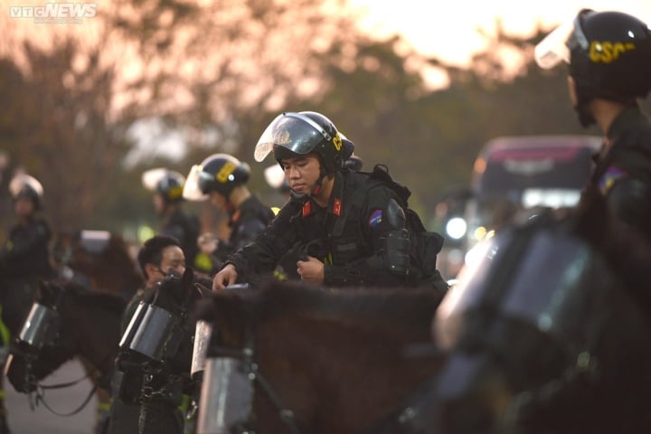 Cảnh sát cơ động kỵ binh bảo vệ an ninh chung kết AFF Cup 2022 tại sân Mỹ Đình - 8