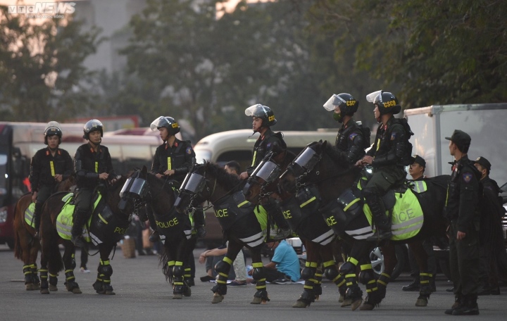 Cảnh sát cơ động kỵ binh bảo vệ an ninh chung kết AFF Cup 2022 tại sân Mỹ Đình - 1