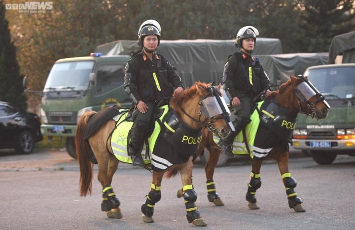 Cảnh sát cơ động kỵ binh bảo vệ an ninh chung kết AFF Cup 2022 tại sân Mỹ Đình - 2