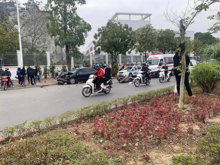 Tài xế ô tô biển xanh gây tai nạn liên hoàn trên phố Hà Nội - 2