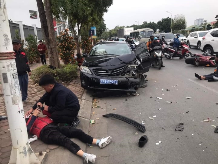 Tài xế ô tô biển xanh gây tai nạn liên hoàn trên phố Hà Nội - 1