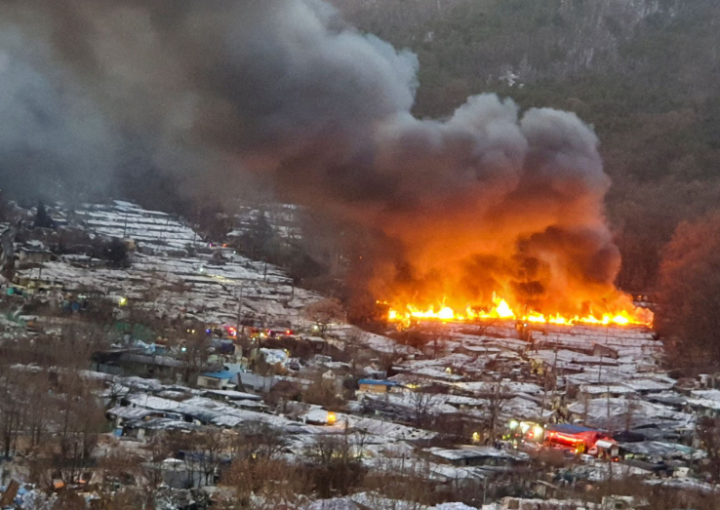 Khoảng 500 người phải sơ tán khỏi đám cháy khu ổ chuột ở Hàn Quốc - 1