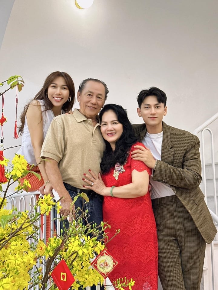 Sao Việt 24/1: Gia đình Xuân Hinh đi du xuân, Mai Phương Thúy trổ tài chặt gà - Ảnh 4.