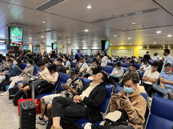 Mùng 2 Tết, sân bay Tân Sơn Nhất đón lượng khách cao kỷ lục 3 năm qua - 1